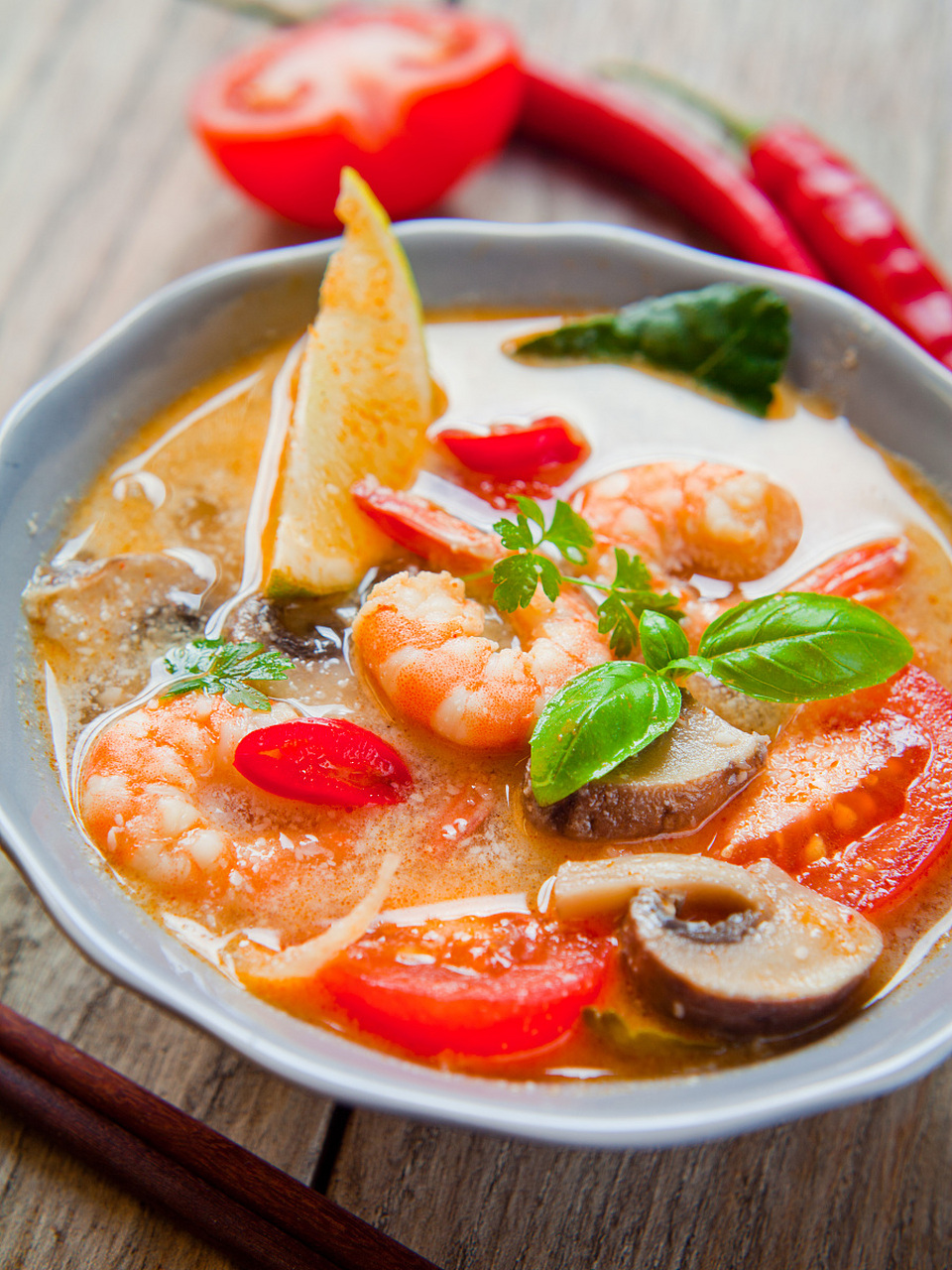 红漾番茄带子汤主料:鲜带子辅料:意大利番茄制法:将鲜带子片成薄片,码