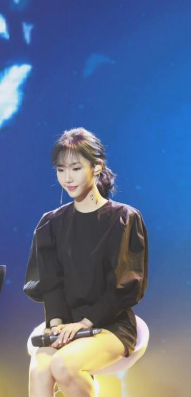 贺敬轩酷狗首唱会 变身蔡依林迷妹热唱《日不落》