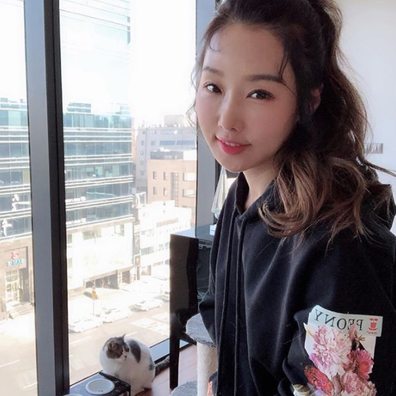 李秀珍今年已经51岁,却有着让人怀疑其真实年龄的童颜和健美身材,她在