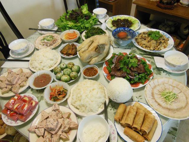 越南人年夜饭吃什么,他们不吃饺子吃粽子,鸡肉春卷必备