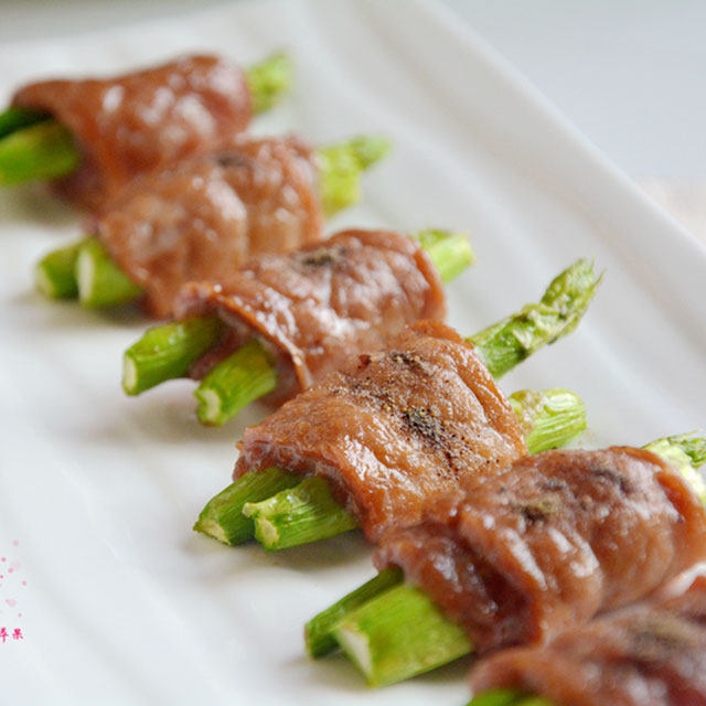 芦笋牛肉卷,嫩嫩的牛里脊加上嫩嫩的芦笋,便出来香喷喷的嫩牛肉卷啦!