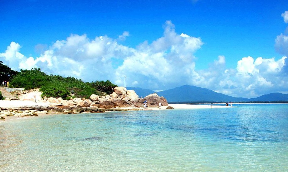 椰子洲岛 椰子洲岛位于藤桥的南端,距东线高速公路不远,由17个岛屿