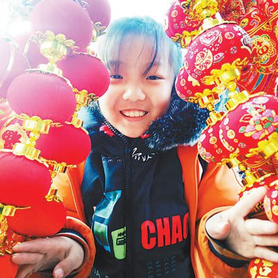 山东东阿阿胶城,一个小女孩在挑选灯笼.李子敏摄(人民视觉)