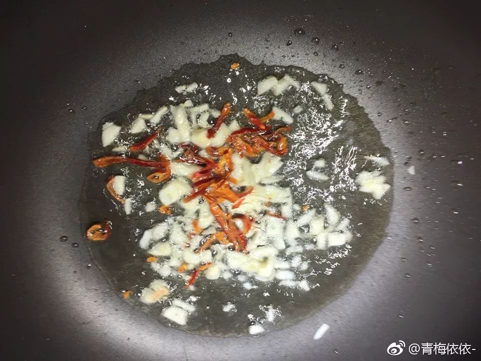 香煎土豆絲卷,香脆可口,加入燻肉絲或火腿絲味道會更香!