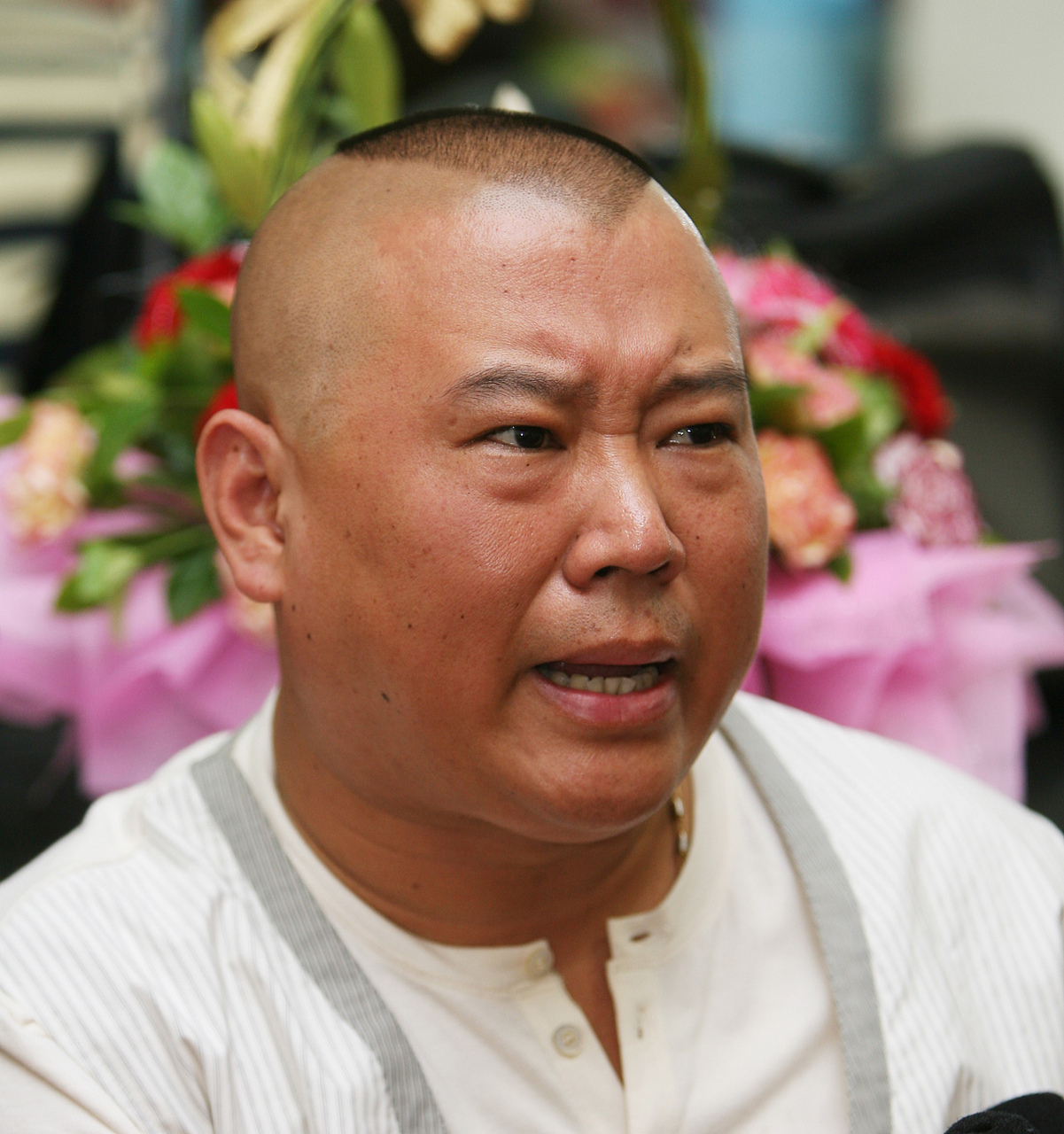 演员们也是欣欣向荣,曾经式微的相声行业在郭德纲的引领下迎来了