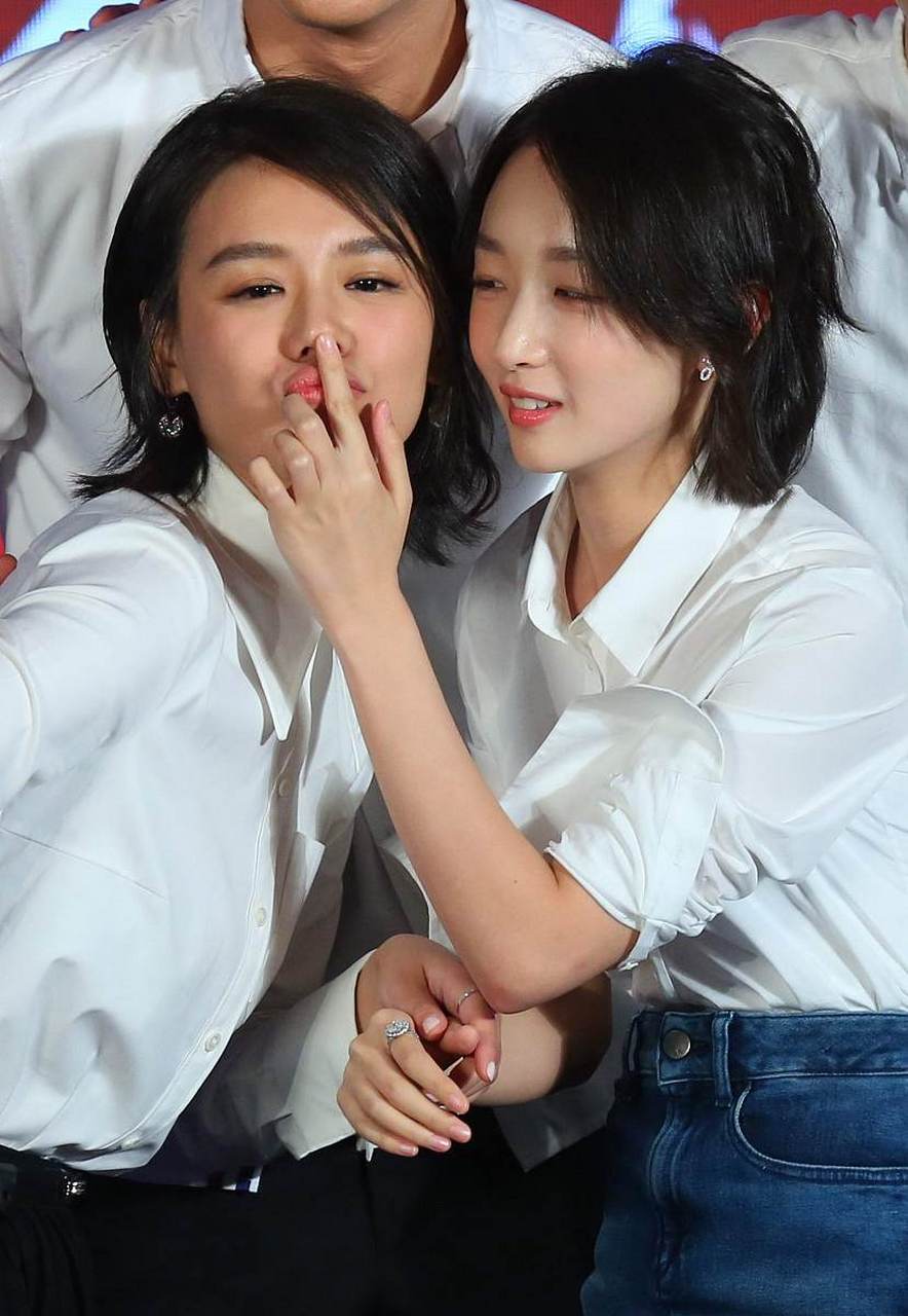 周冬雨和马思纯的巴黎逛街照片近日被一位网友曝光,引起了不少关注.