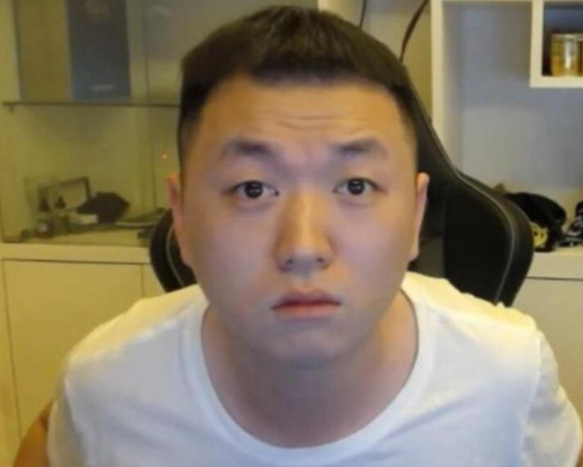 药水哥与人气女主播同框,看到直播的内容,网友:真会玩!