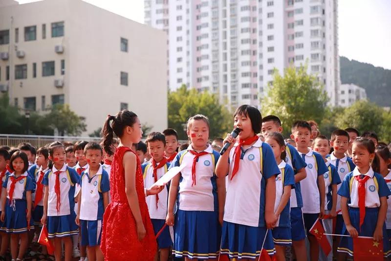 济南市市中区育秀小学举办"同心同力,携手筑梦中华"秋季开学典礼
