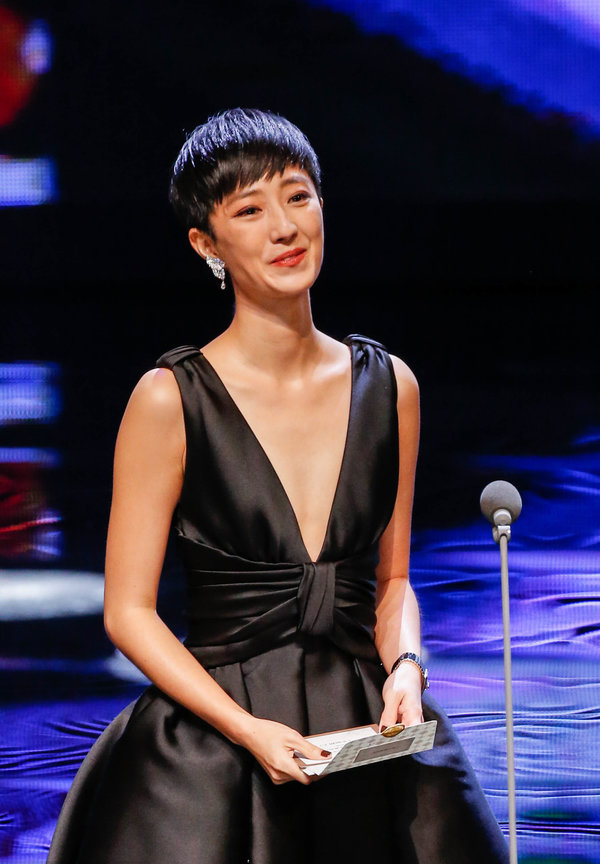 金马奖最美黑天鹅!桂纶镁惊喜开奖气场甜美两全