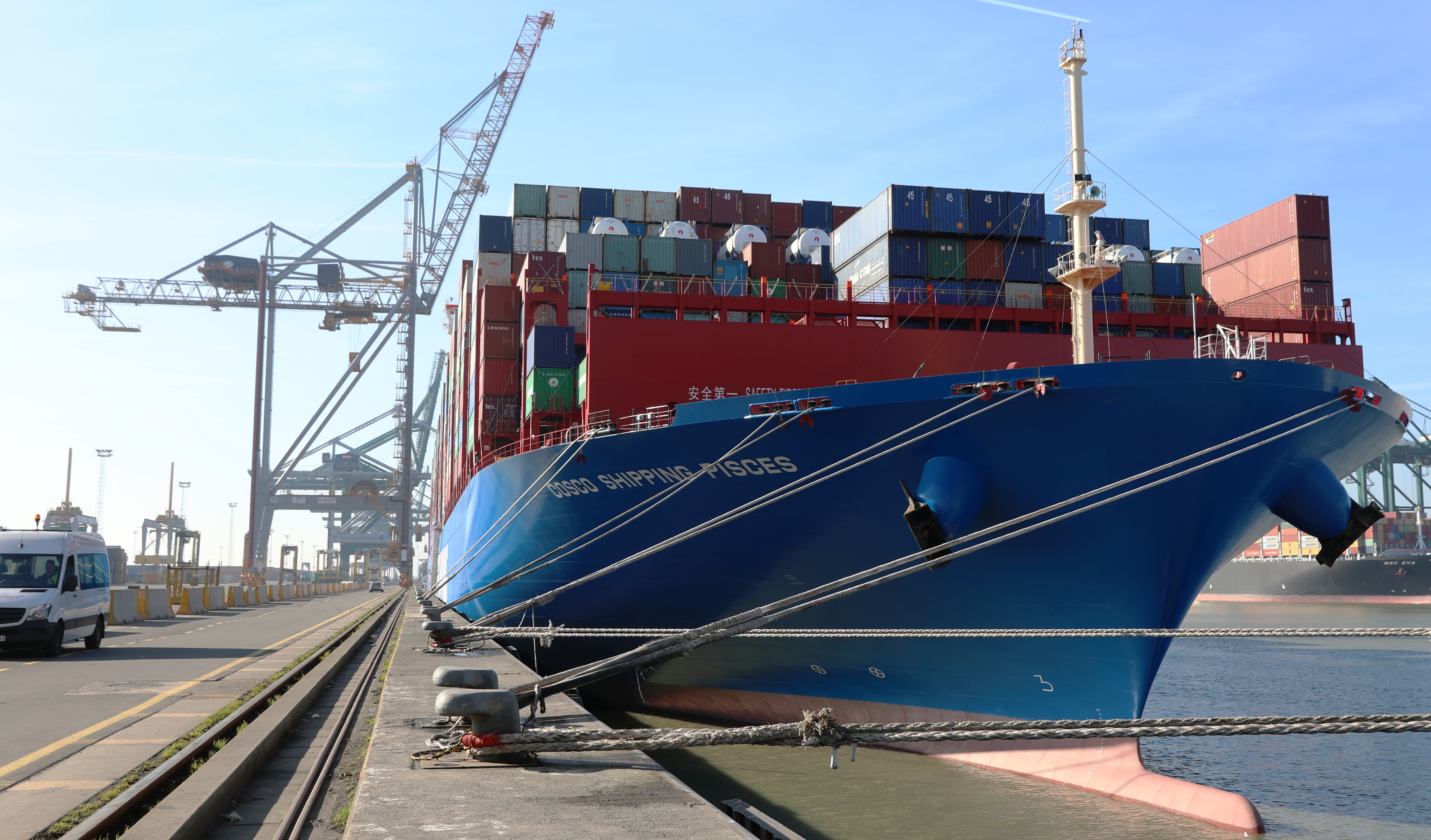 中远海运双鱼座集装箱船首航抵达比利时