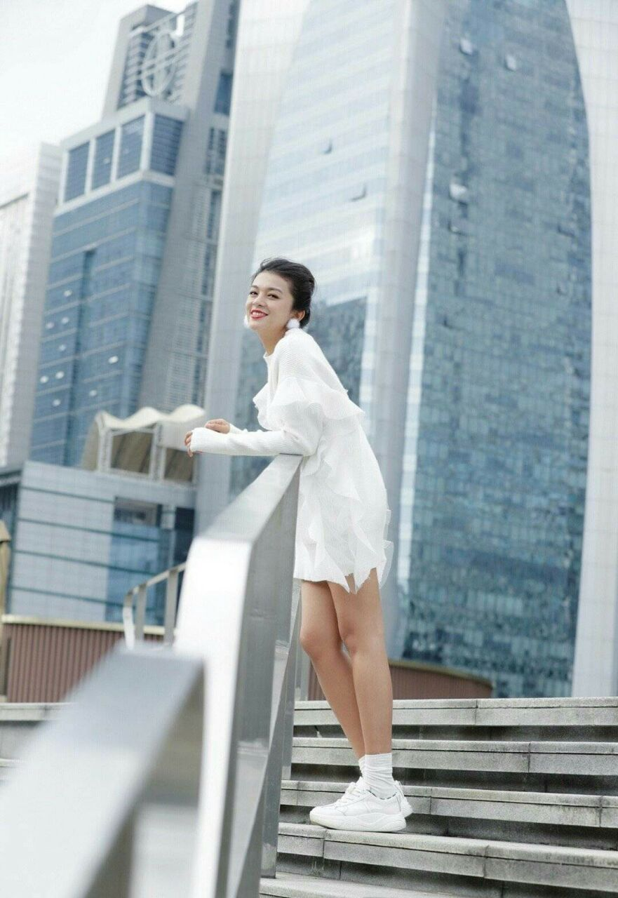 变白后的谈莉娜颜值在线!人品好衣品优,华丽裙装美得耀眼