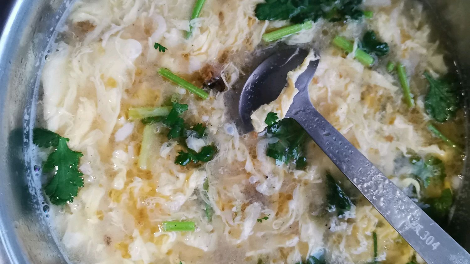 梅子用4个鲍鱼4个鸡蛋做一锅鸡蛋汤,汤鲜味美好喝极了