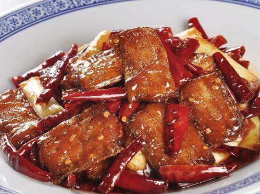 松茸南风肉蒸百叶  材料:松茸菌6片,南风肉6片.厚百叶6条.