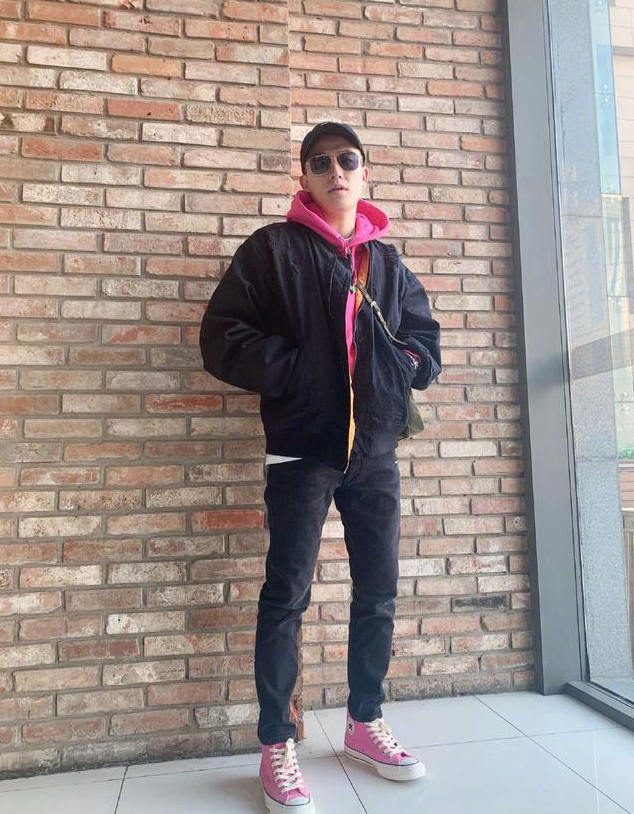 欧豪穿黑色外套内搭粉色连帽卫衣现身机场 潮男范十足