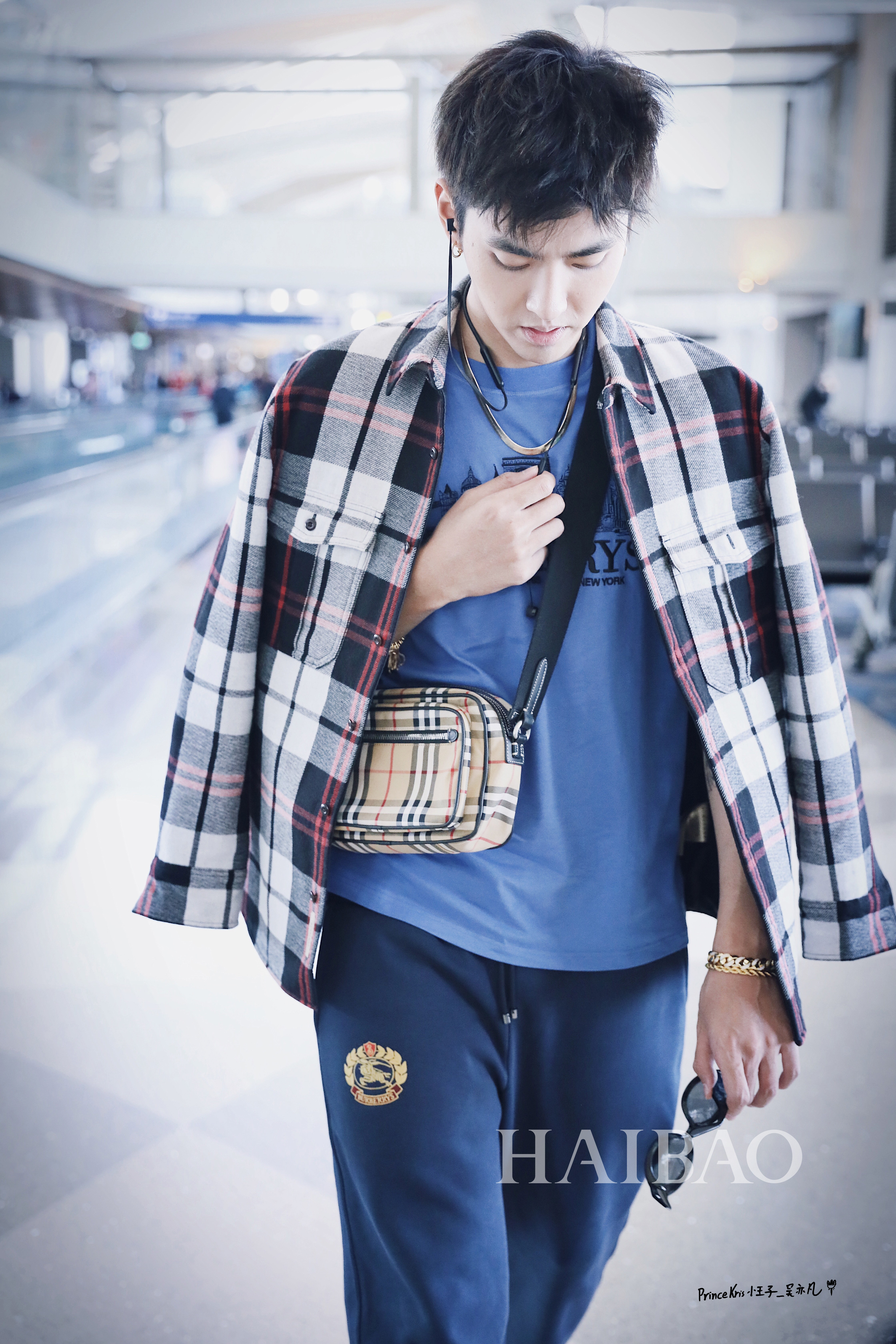 吴亦凡2018年4月28日机场街拍:身着博柏利 (burberry) 印花t恤,搭配同