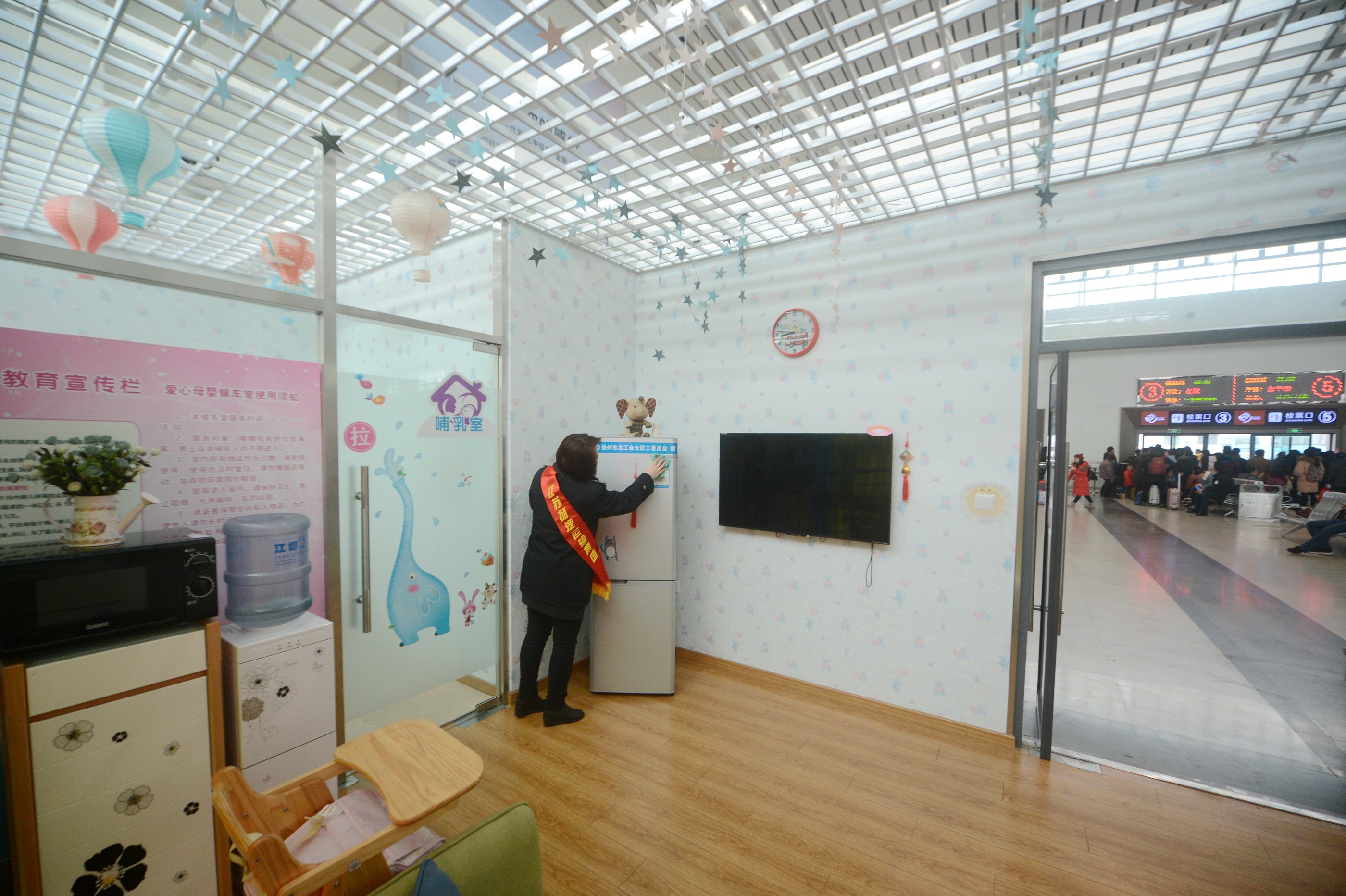 (服务)(4)"爱心母婴候车室" 温馨服务迎春运
