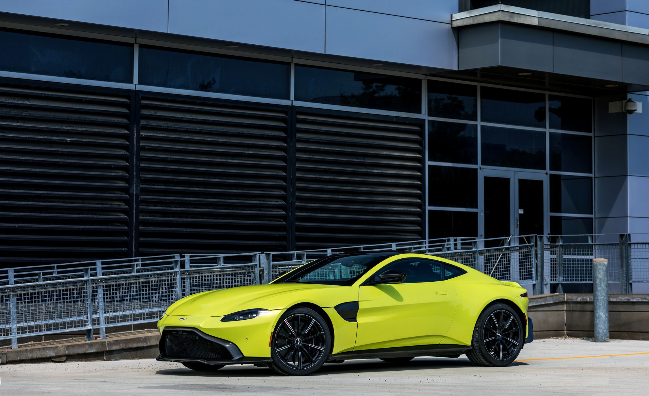 别猜了,王思聪抽奖送的是2019阿斯顿马丁vantage!