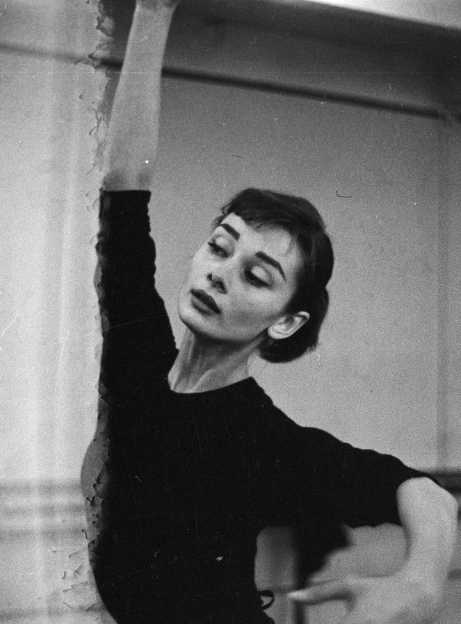 跳练芭蕾舞的奥黛丽·赫本