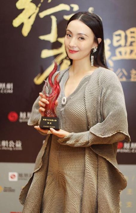 陶虹学范冰冰挑战3d透视裙,气质完全不输范冰冰,网友:美爆了