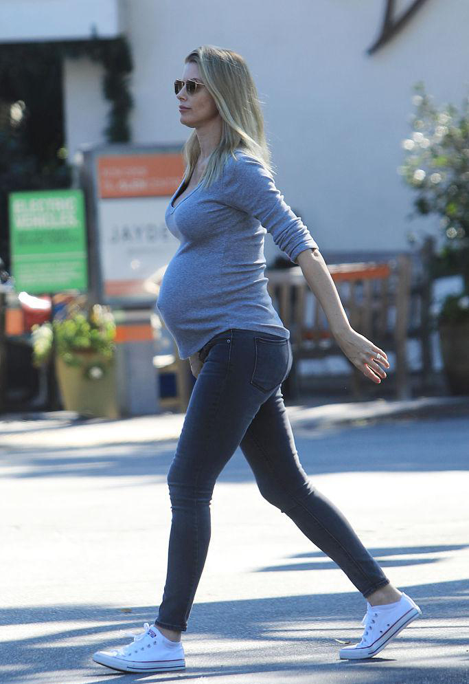 美国加州比佛利山庄,佩吉·布彻(paige butcher)孕肚明显现身街头.