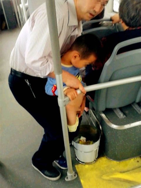 男子垃圾桶旁当众为男童把尿 令乘客很尴尬