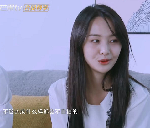 郑爽恋爱后首次回应整容事件,只字不提张翰,说出的原因过于现实