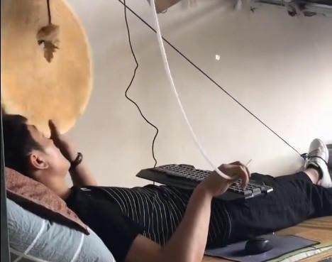 大学生脖子挂"超级"大饼,网友评论:人才,可以一年不用下床了