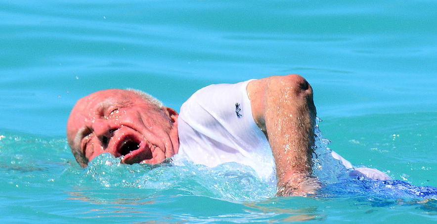 87岁默多克海边游泳,身穿碎花短裤精神状态很好