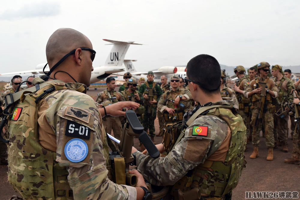 葡萄牙巴基斯坦驻中非维和部队联合训练 刚换新枪让士兵很开心