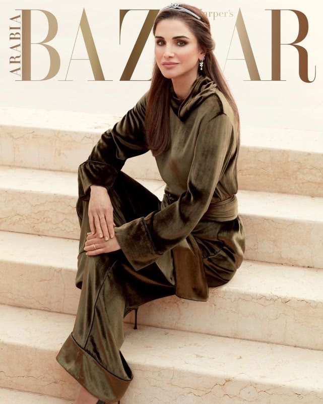 约旦王室晒全家福,49岁拉尼娅王后惊艳动人,与大8岁国王似隔辈