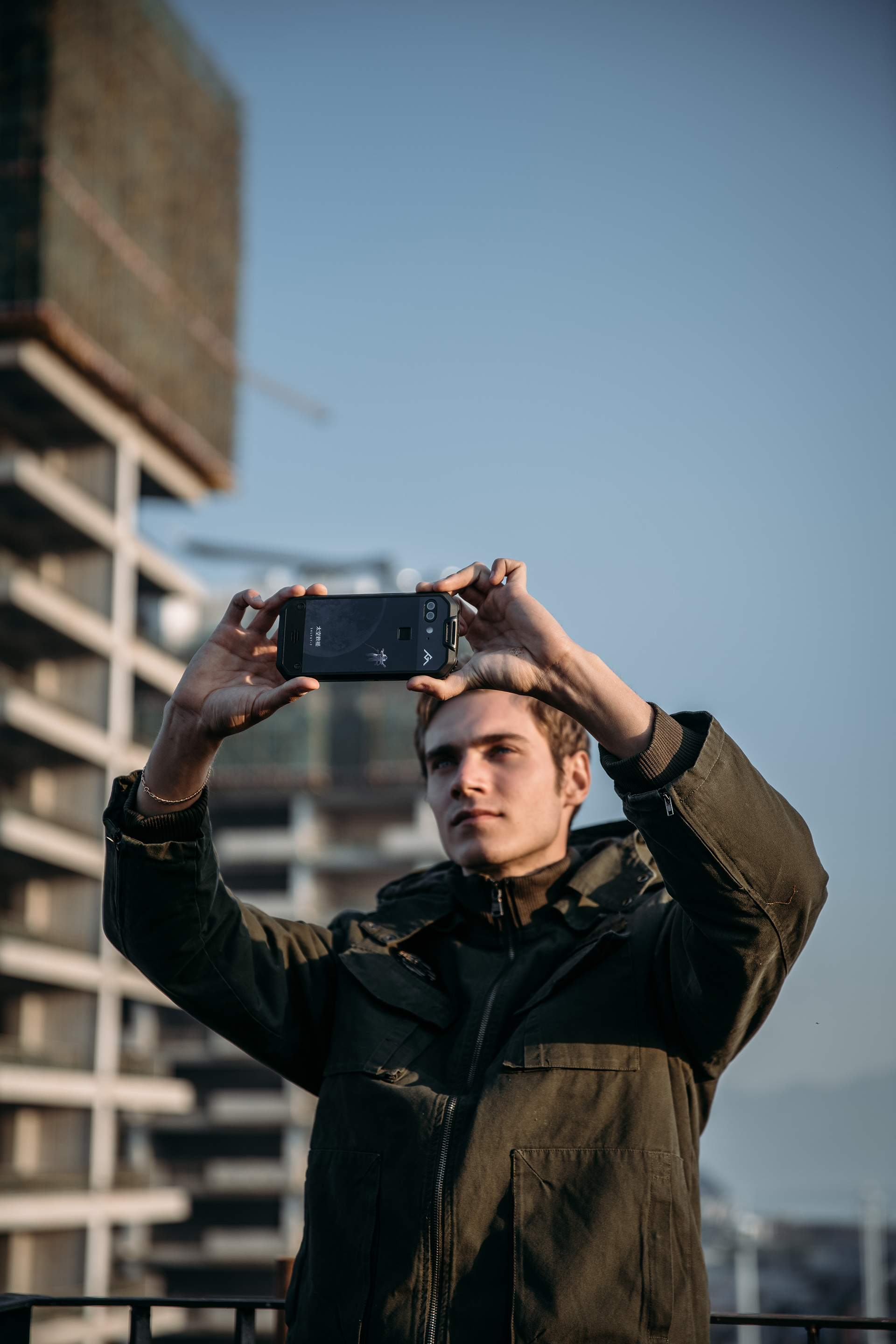 霸气侧漏 俄罗斯硬汉与手机高清写真