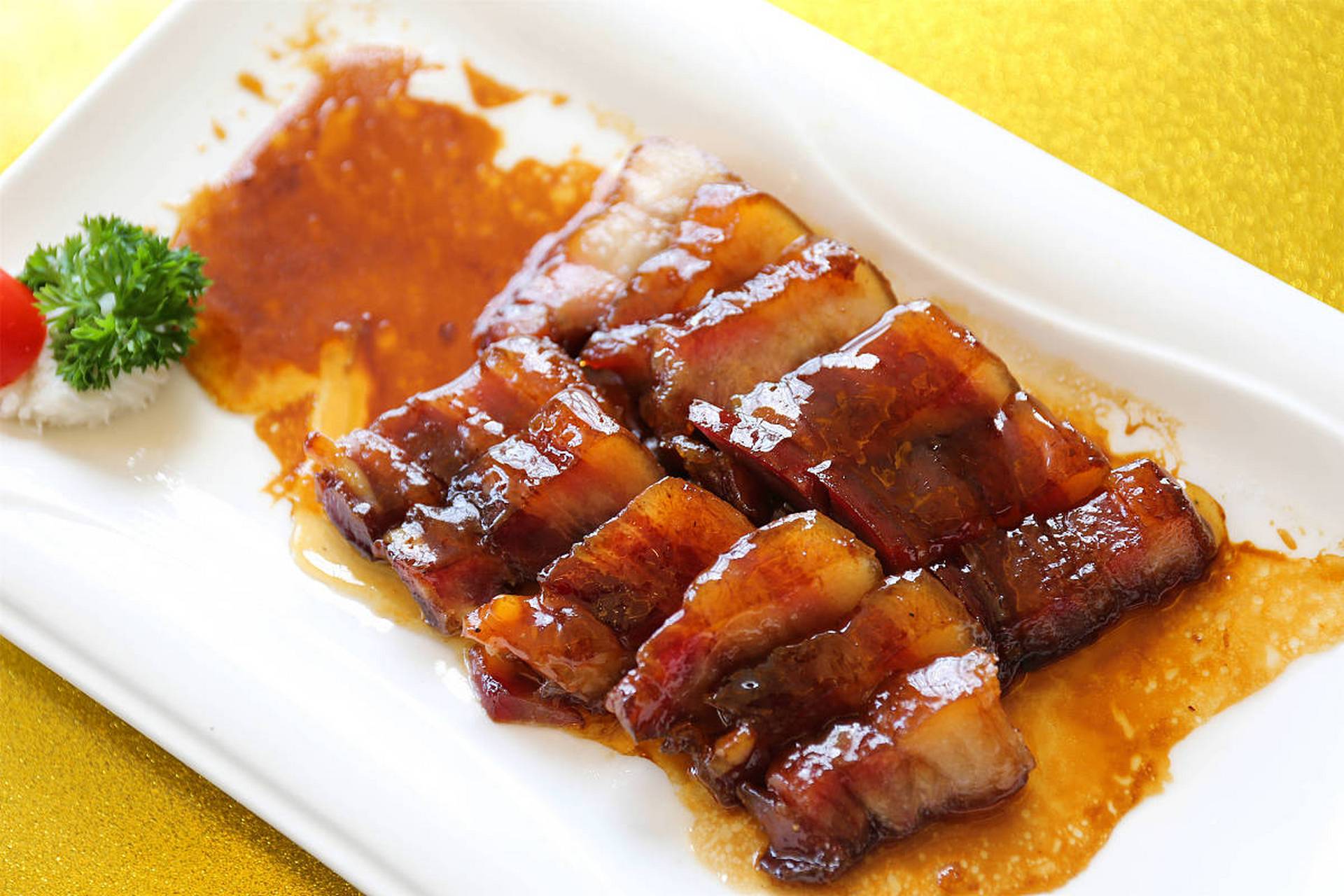 如果想要让叉烧更美味,可以尝试一些搭配食材.