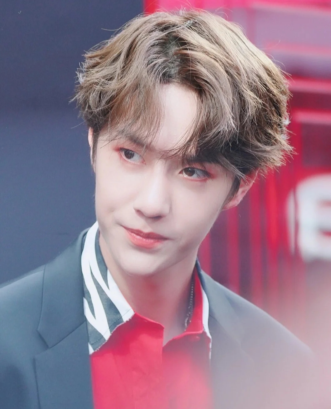 王一博玫瑰眼妆帅出新风格,不娘反而带点硬气,女生化也好漂亮!