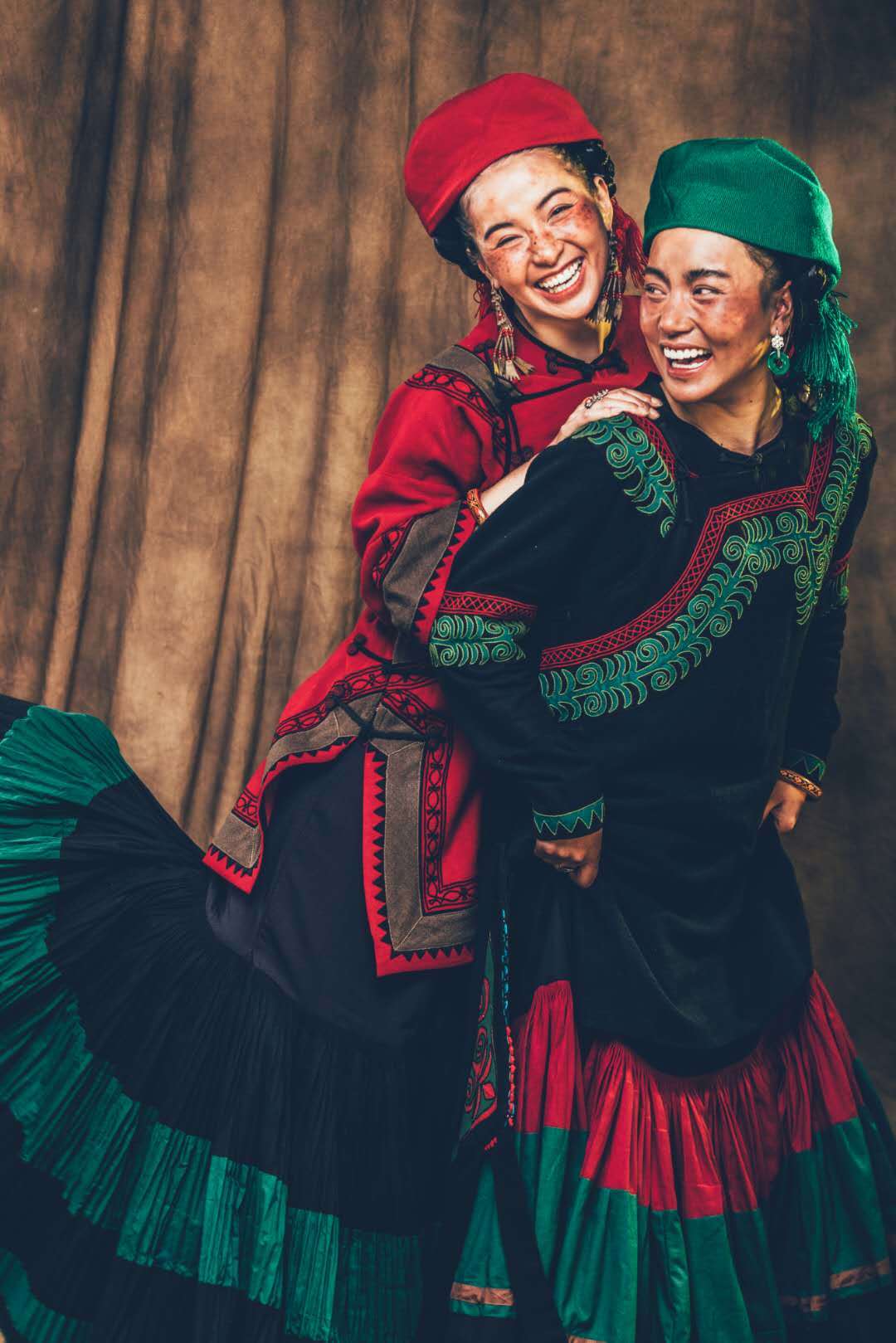 阿依洛组合穿着彝族时尚服装美图.