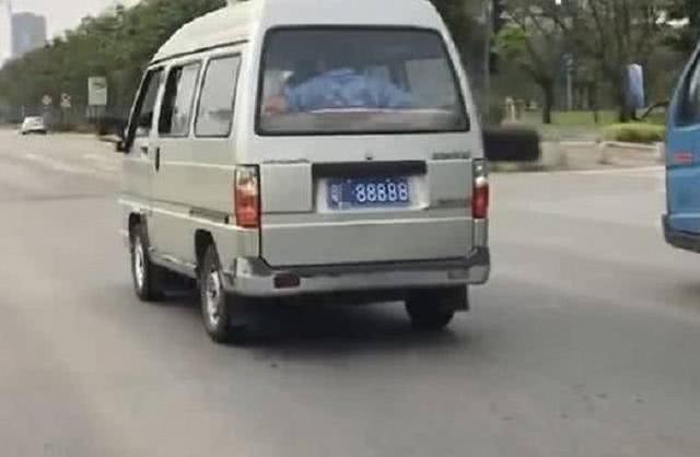 "罕见"的五菱宏光,车身破烂不堪,当地人:开宾利都得躲着它