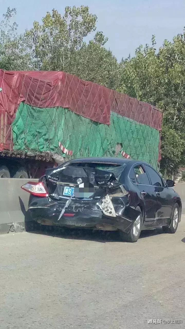 突发!信阳107国道双井附近发生车祸,尼桑轿车菊花残,满地伤