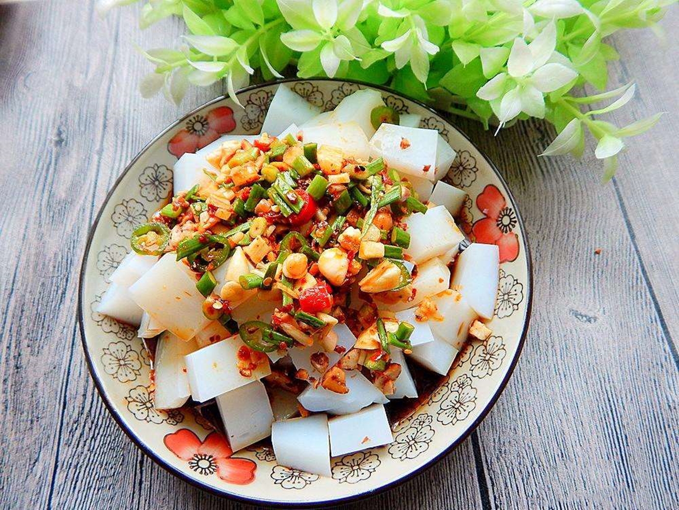 在家做蒸拌凉粉鱼,麻辣鲜香,色泽鲜艳,富有特色