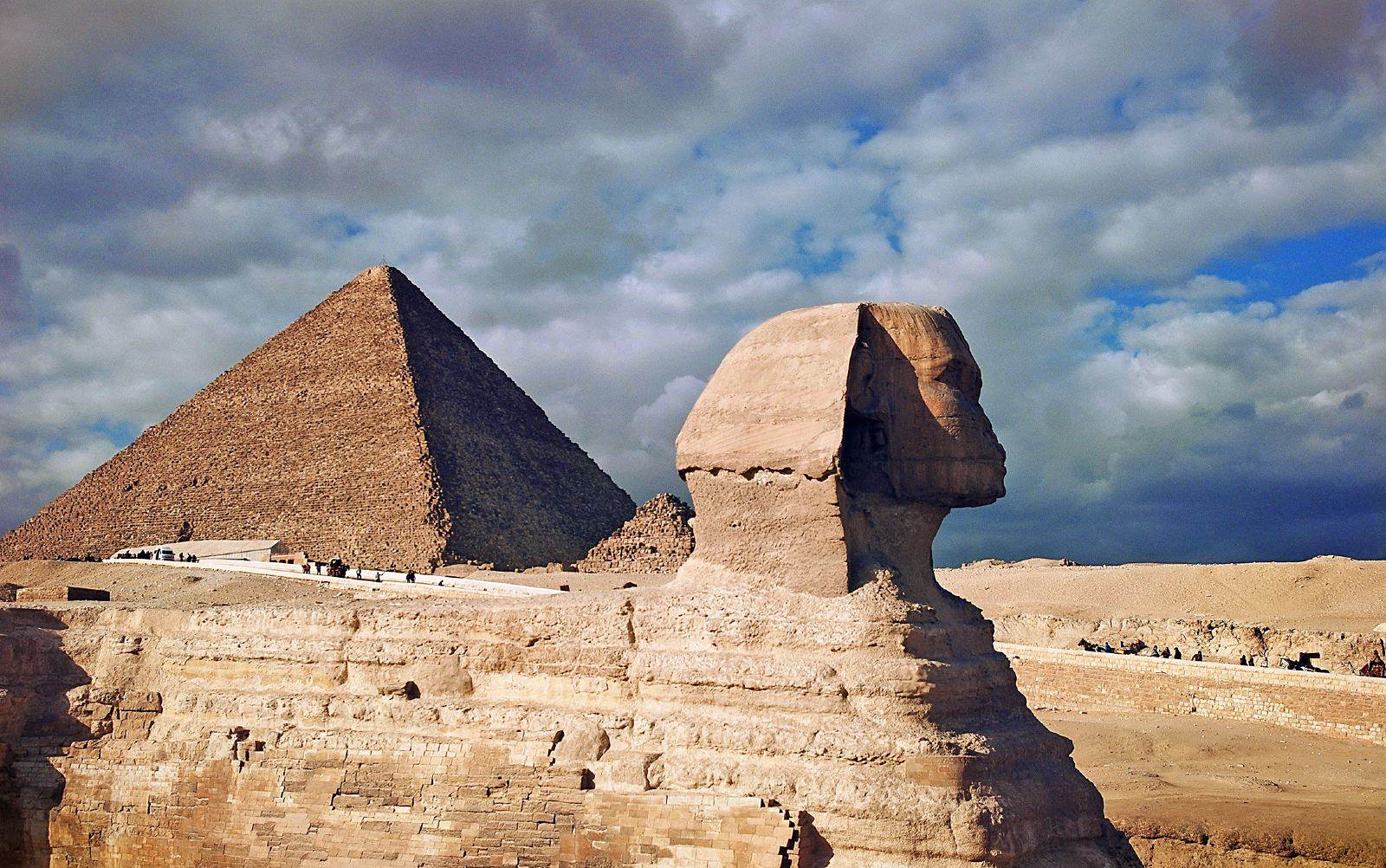 这座金字塔约建于公元前2580年,它不仅是埃及的象征,也是古代世界七大