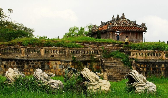 越南"故宫"中轴线的破败之殇:古旧发黑,荒草丛生,上