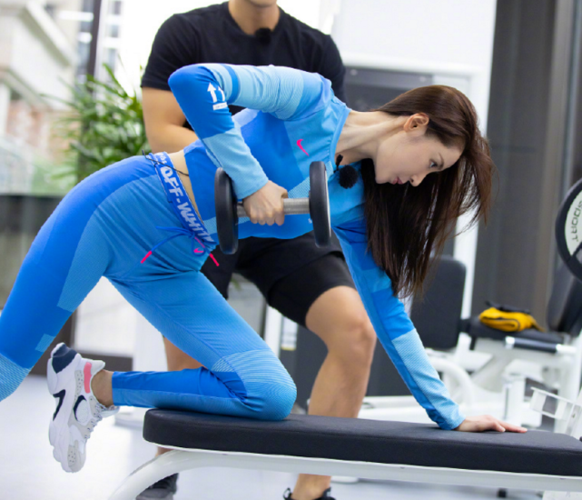 张天爱身材简直了,穿"无痕健身衣"运动,蹲下那刻我爱上了