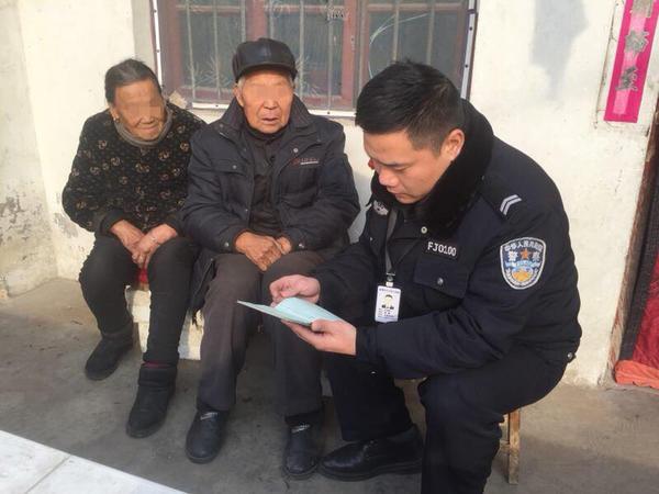 郑州16岁"黑孩儿"拿到户口本后终于笑了