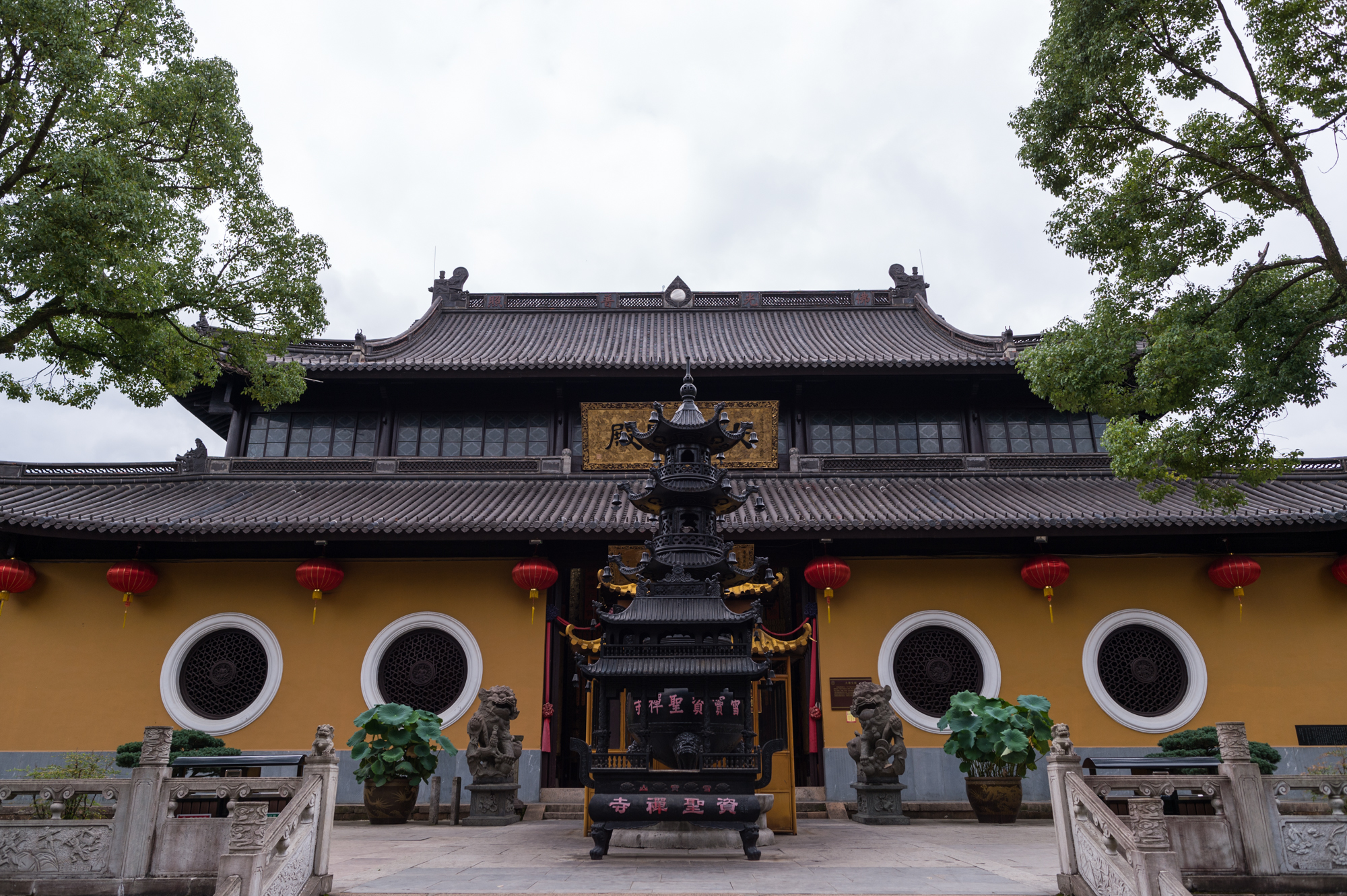 浙江宁波雪窦山,中国五大佛教名山之一,建有全球最大的弥勒佛像