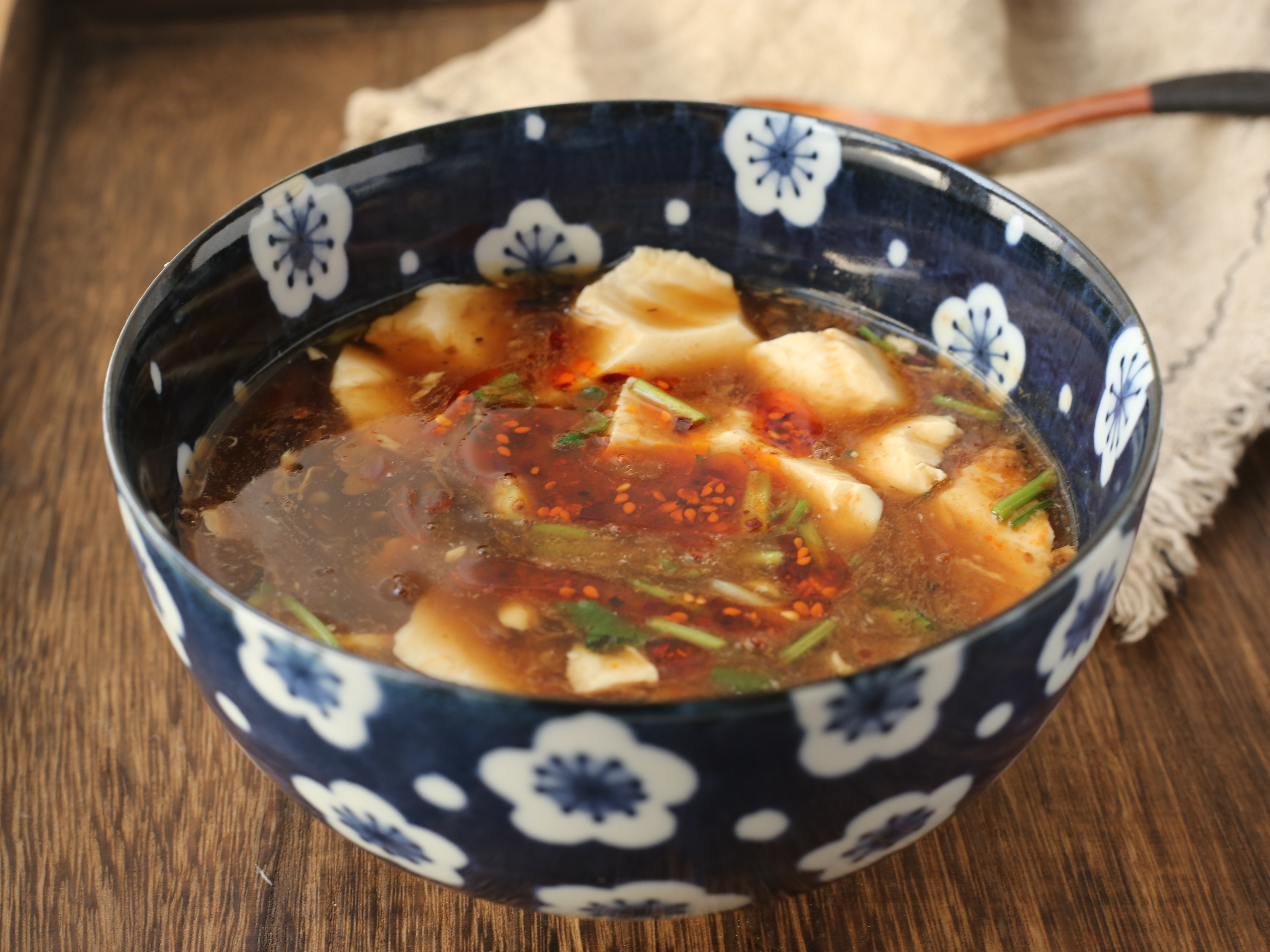 豆腐脑,我们都叫它老豆腐.不同于南方甜味的,我们这是咸的,咸鲜开胃.