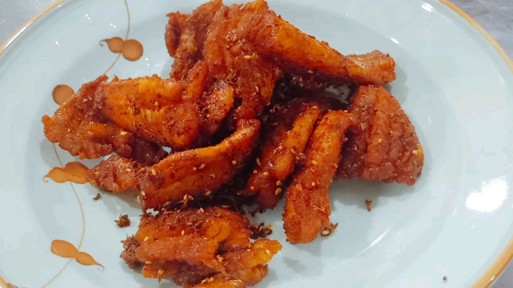 干明太鱼泡发后,过油炸至表面金黄,做成孜然明太真香!