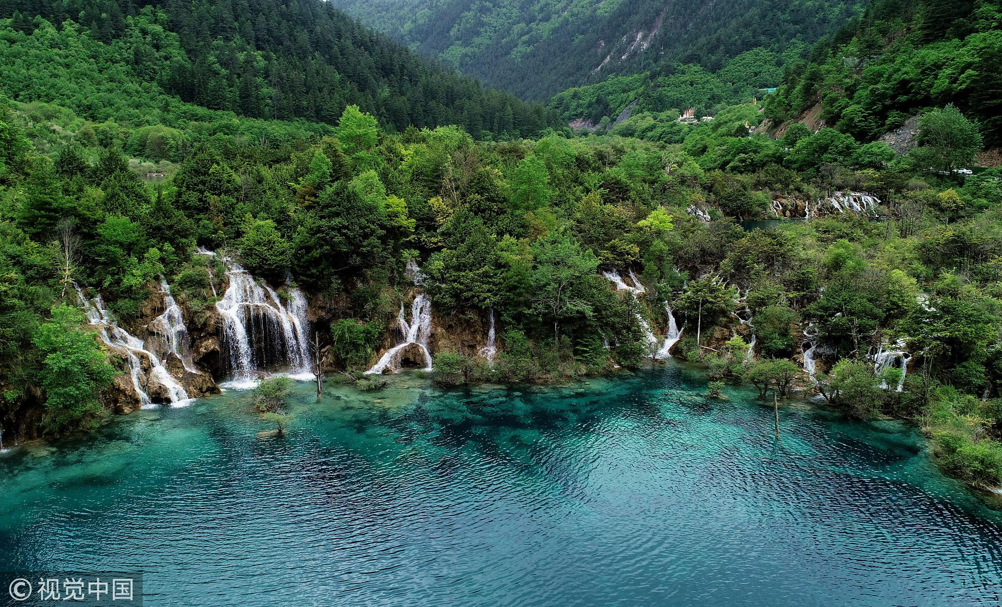 航拍四川九寨沟 似蓝宝石镶嵌绿林中