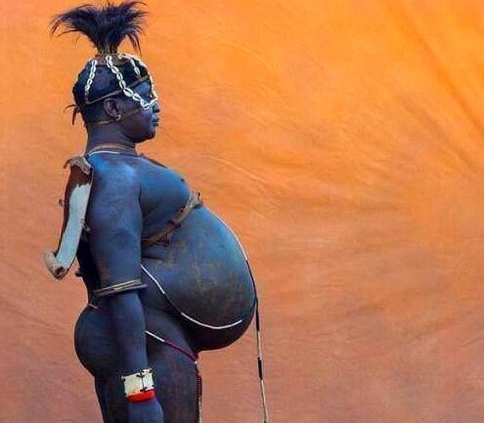 非洲神秘原始部落,当地男子以肚子大为美,网友:像怀孕了!