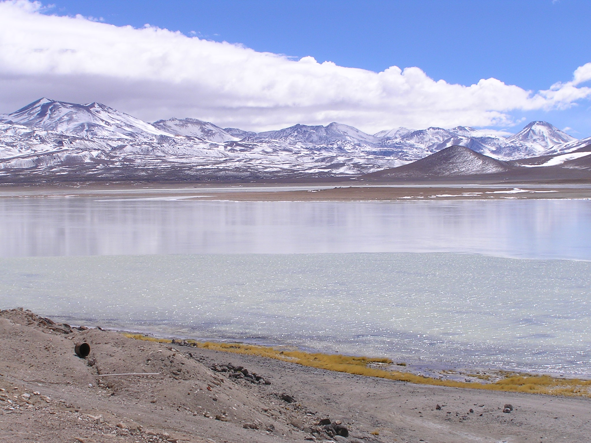 乌尤尼盐沼:位于玻利维亚西南部的安第斯山脉,是世界上最大的盐滩,被