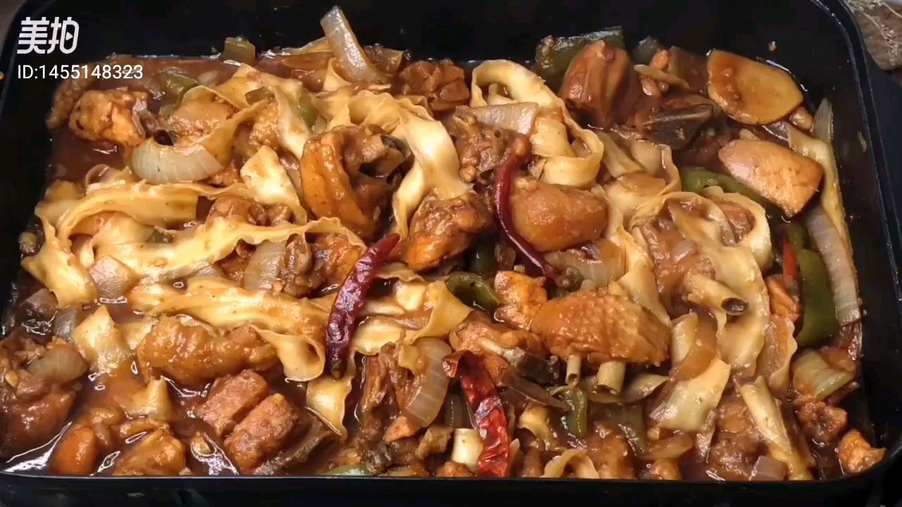 这个大盘鸡拌面看上去就有食欲!