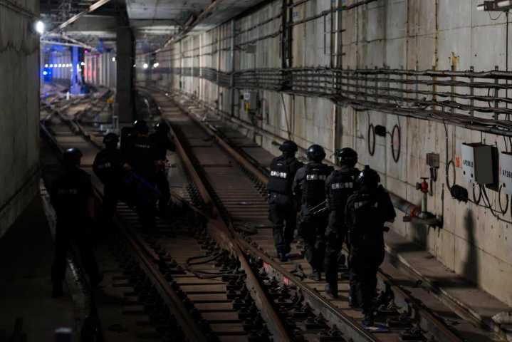 凌晨杭州地铁2号线三坝站,特警手持枪械,发生了什么