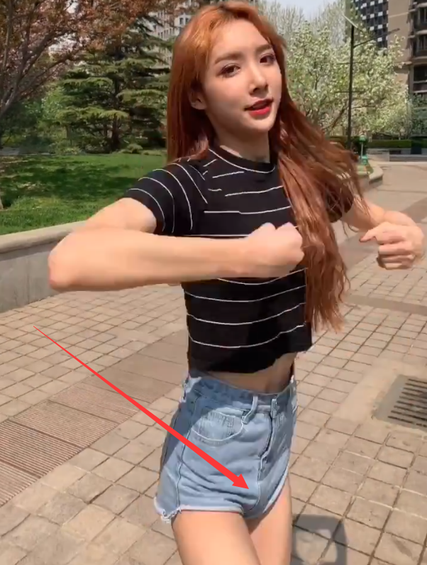 艾比花坛边跳舞,牛仔短裤迷之"凸起",观众:原来是男孩子!